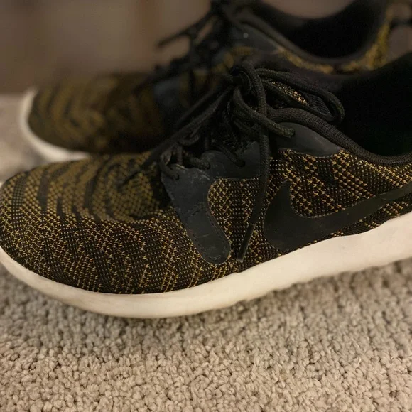 Nike Roshe Run Knit Jacquard Sneaker in black and yellow lace up y2k size 6.5 - Picture 2 of 9